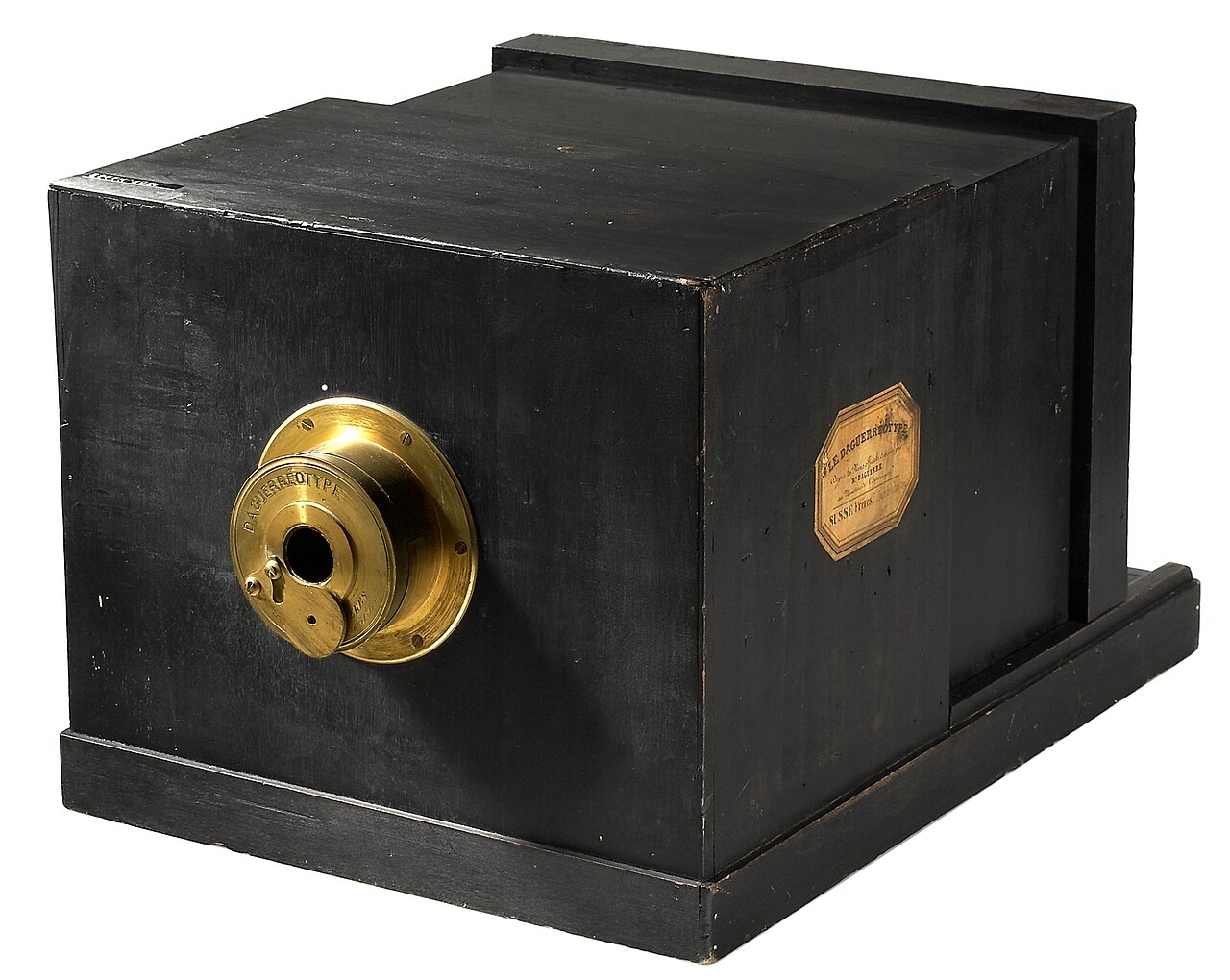 A wooden box camera from 1839 with a brass lens, made by Susse Frères for Daguerre's process